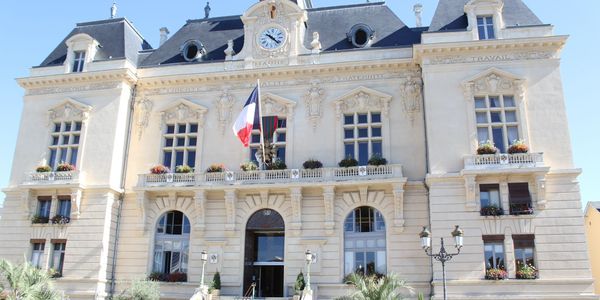 Dans une mairie ou une collectivité locale